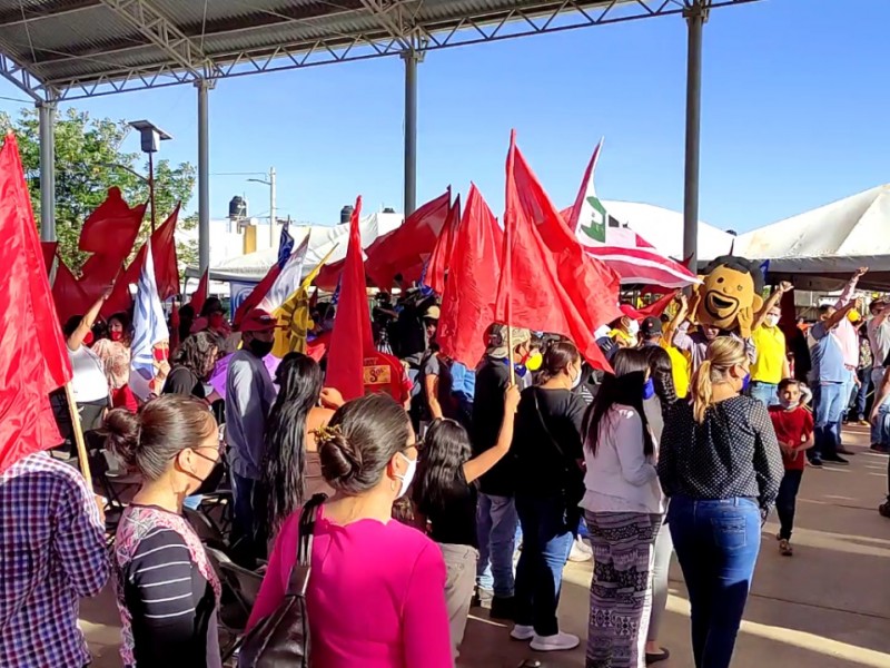 Aglomeraciones en mítines políticos, a pesar del covid-19.