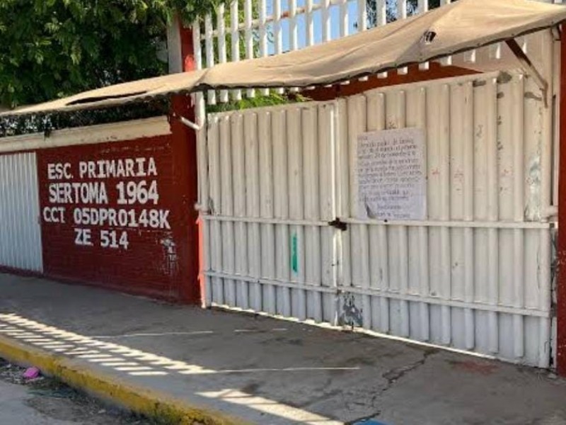 Agredecen becas estudiantiles, pero falta infraestructura en educación