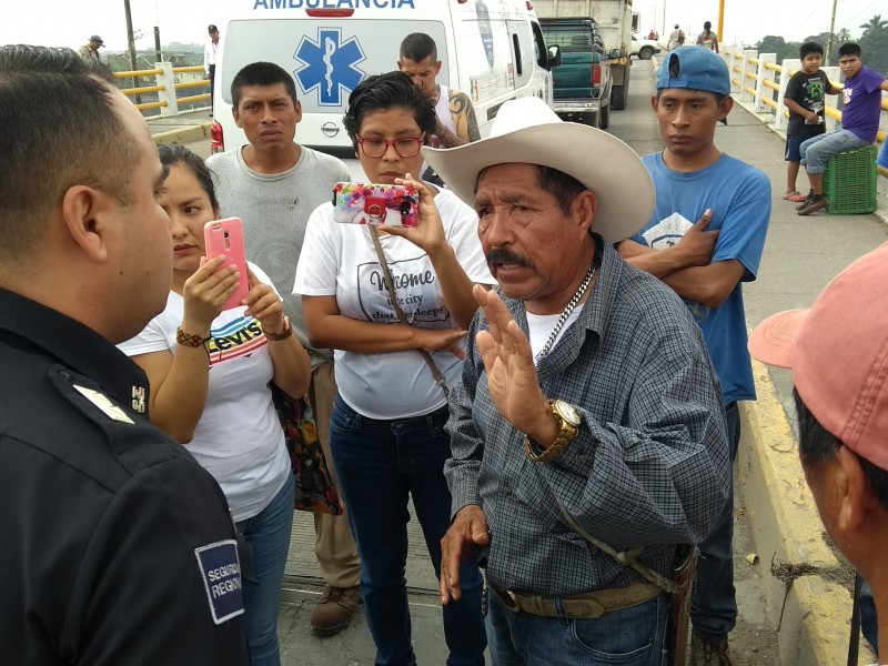 Campesinos denuncian agresión, bloquean puente Tuxpan