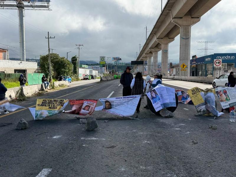 Agreden a familias buscadoras durante bloqueo en la carretera México-Toluca