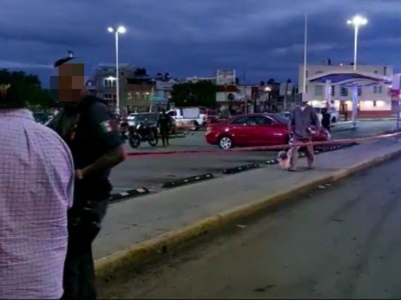 Agreden a policías en estacionamiento de centro comercial en Guadalupe