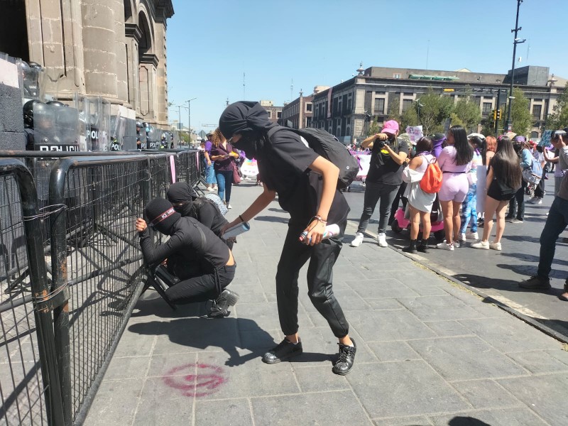 Agreden a policías en marcha del 8 de marzo