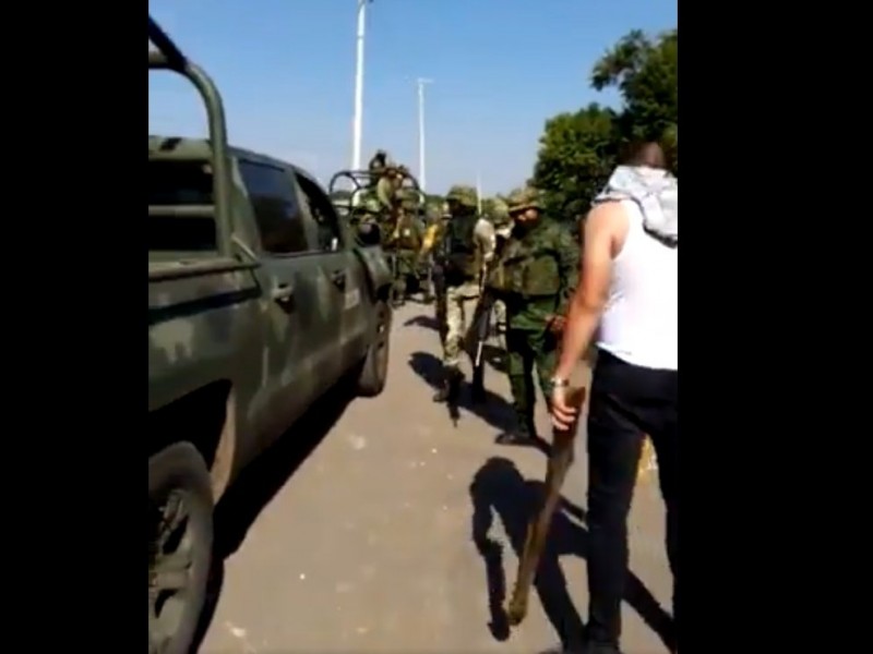 Agreden con piedras y palos a militares en Michoacán