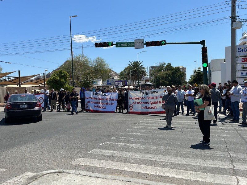 Agremiados del Staus bloquean cruce vial en Hermosillo