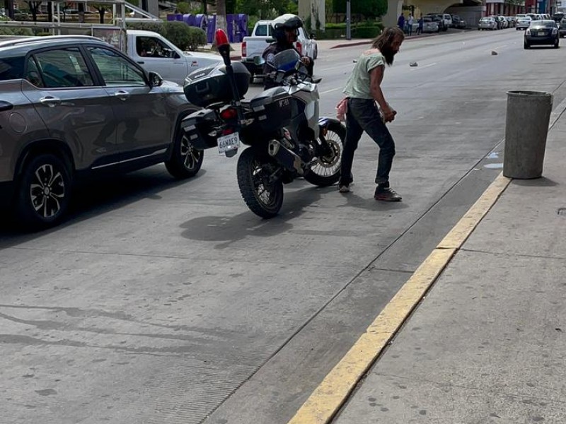 Agresiva persona en las calles de Nogales