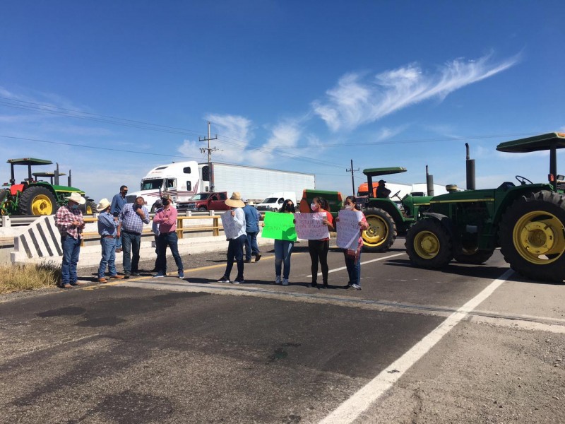 Agricultores bloquean carretera en exigencia de pagos pendientes