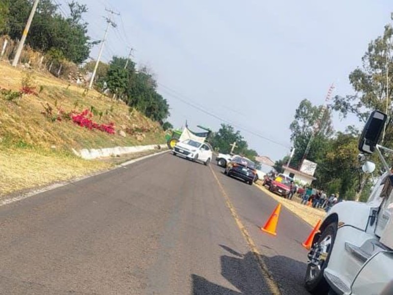 Agricultores bloquean carreteras por tercer día consecutivo en Michoacán