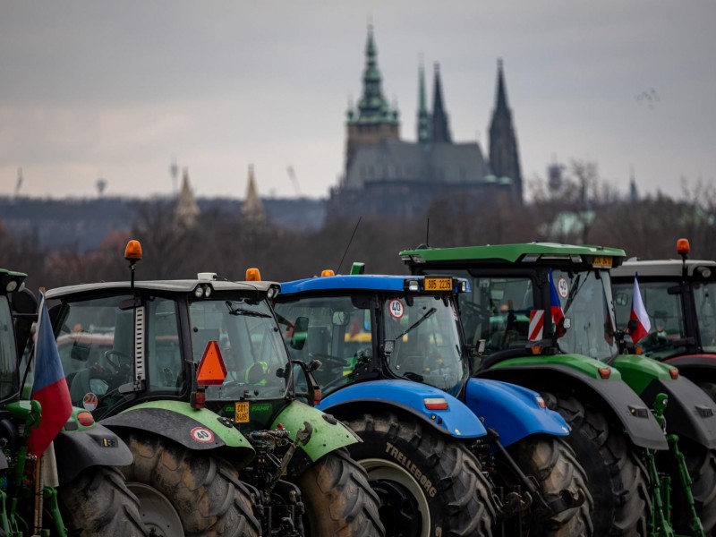 Agricultores colapsan Praga y España