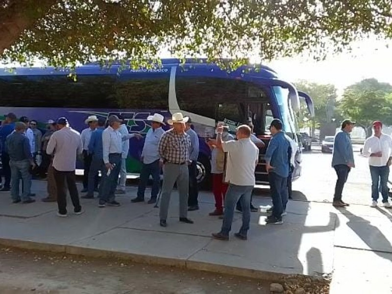 Agricultores del Yaqui se unen al plantón en PEMEX