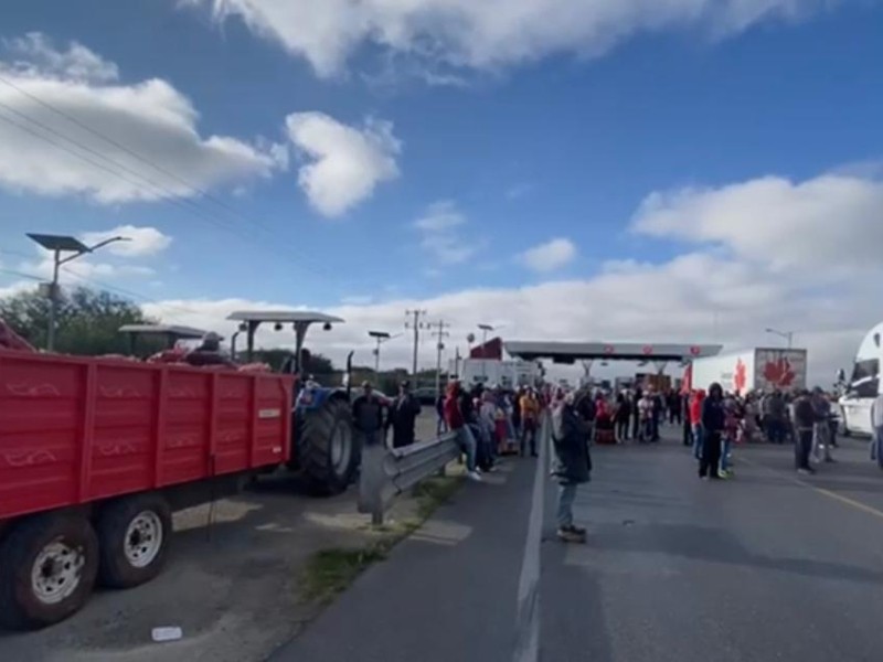 Agricultores desatan caos; más de 30 mil personas toman carreteras y dependencias