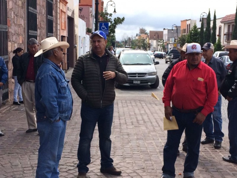 Agricultores exigen cumplimiento de acuerdos, toman presidencia Guadalupe