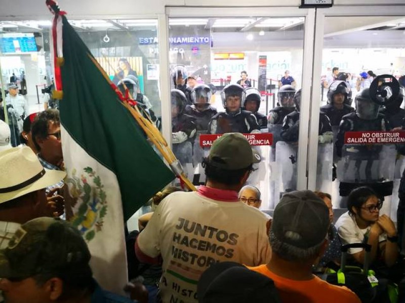 Agricultores liberan aeropuerto de Culiacán, tras horas de bloqueo