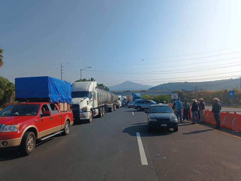 Agricultores realizan bloqueo por segundo día consecutivo en Michoacán