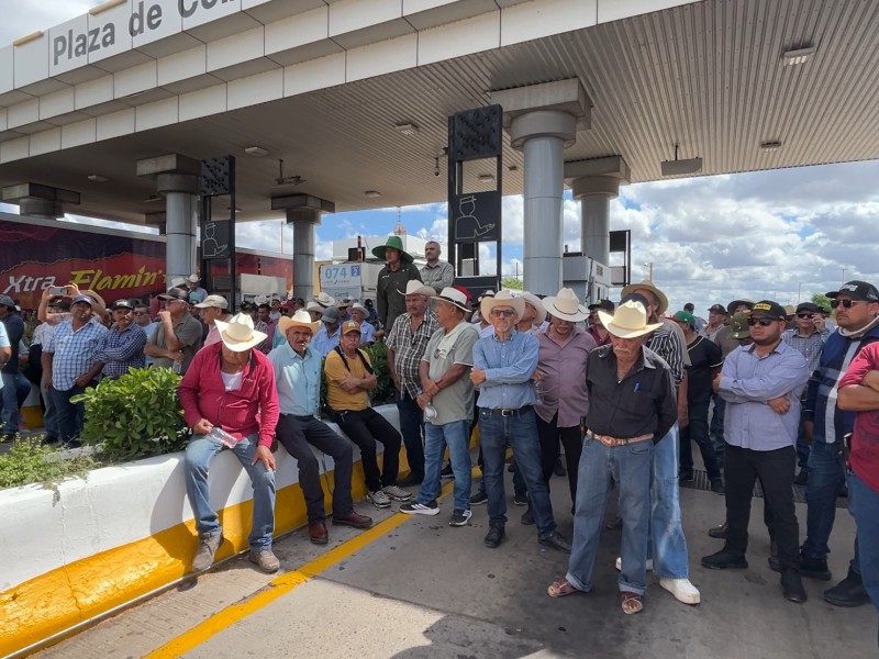 Agricultores se manifiestan y toman caseta en cuatro caminos en Guasave