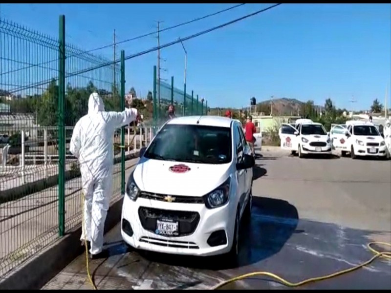 Agrupación de taxis sanitiza unidades para prevenir covid 19