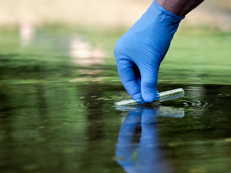 Agua contaminada en Tatahuicapan, descartada como posible fuente de enfermedades