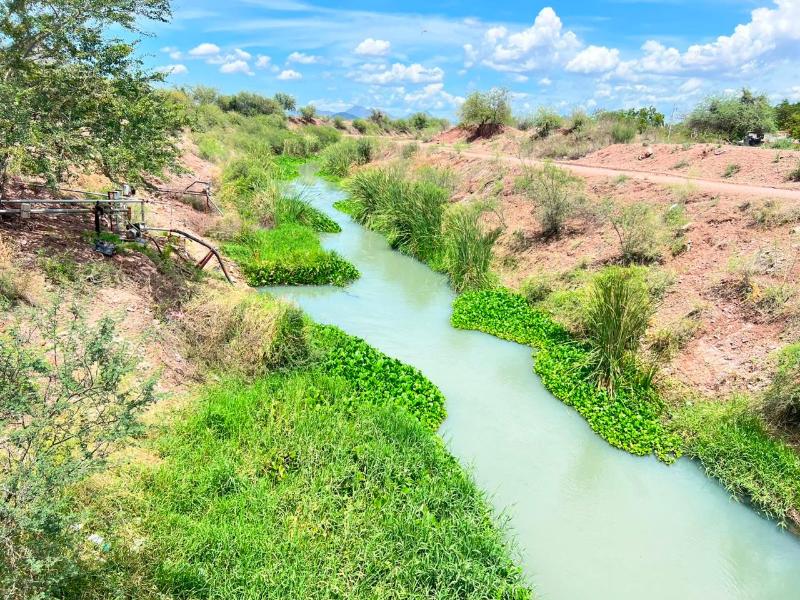Agua contaminada mantiene sin servicio a comunidades de El Fuerte