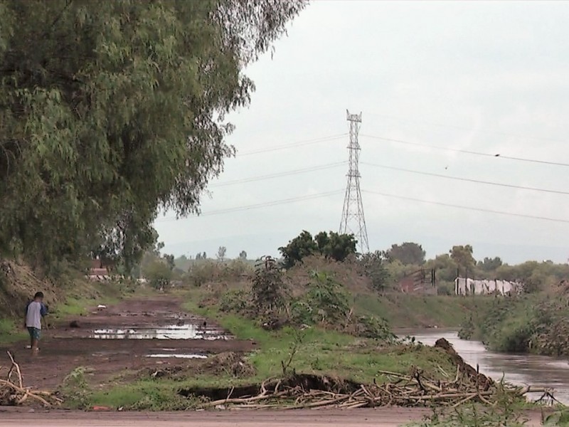 Agua de lluvia limpia cauce del Temascatío