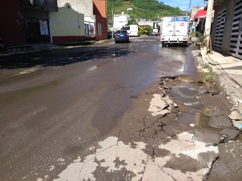 Agua destroza pavimento en la colonia Emilio M.Gonzalez