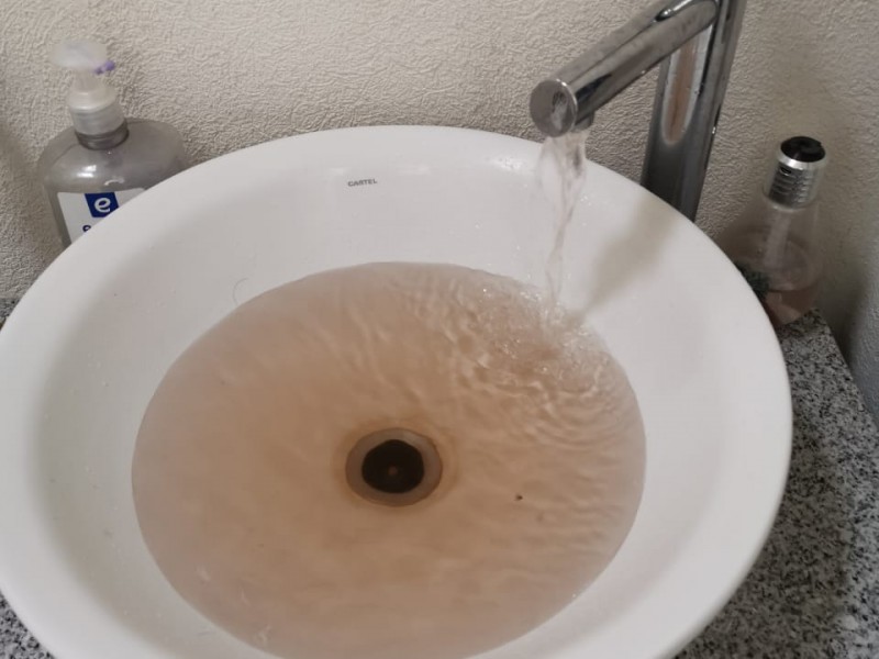 Agua potable turbia y con mal olor en Ocho Cedros