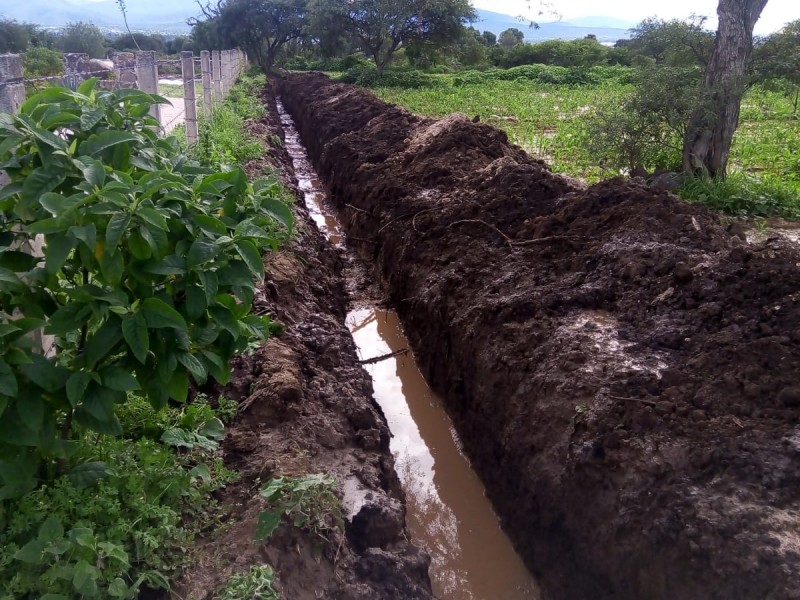 Aguas broncas son desviadas en Cuayucatepec para evitar inundaciones