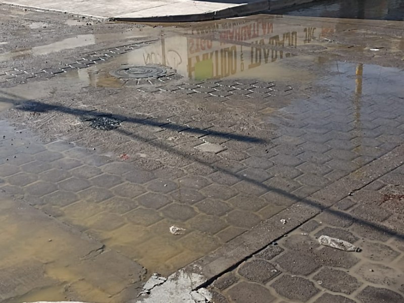 Aguas de drenaje invaden centro de Miahuatlán