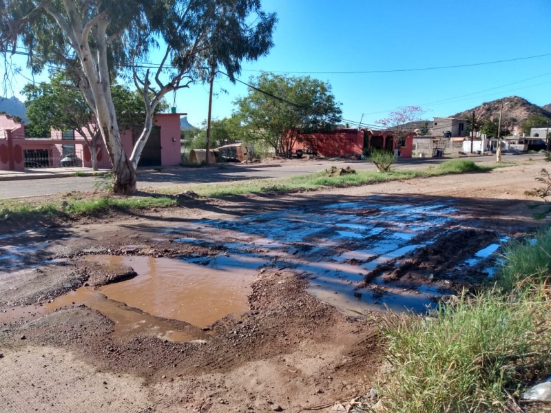 Aguas negras  acaba con calles de la 100 casas