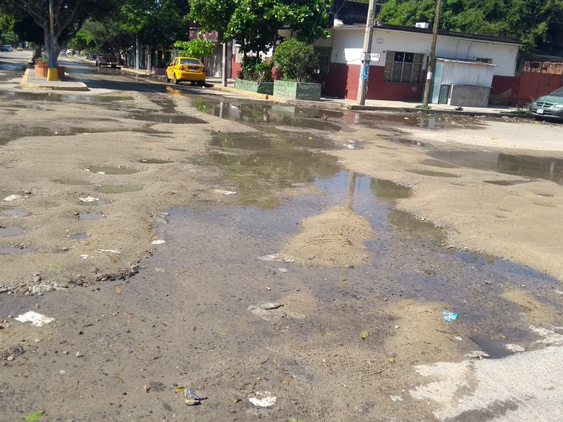 Aguas negras afecta a vecinos de barrio Espinal