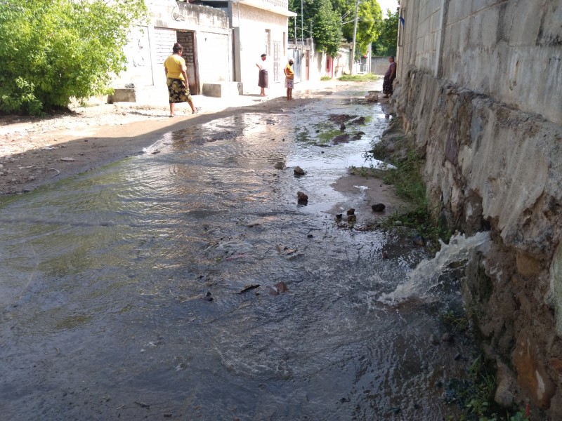 Aguas negras afectan viviendas en San Juanico; vecinos exigen atención