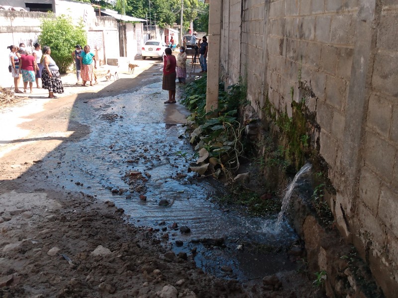 Aguas negras afectan viviendas en Tehuantepec