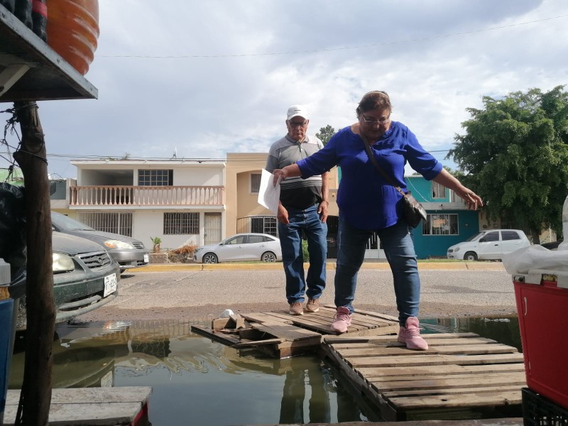 Aguas negras bloquean acceso a la Clínica del ISSSTE en Los Mochis