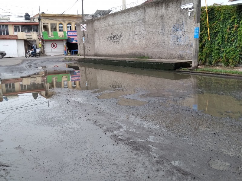 Aguas negras brotan dentro de las casas, Fracc. Los Limones