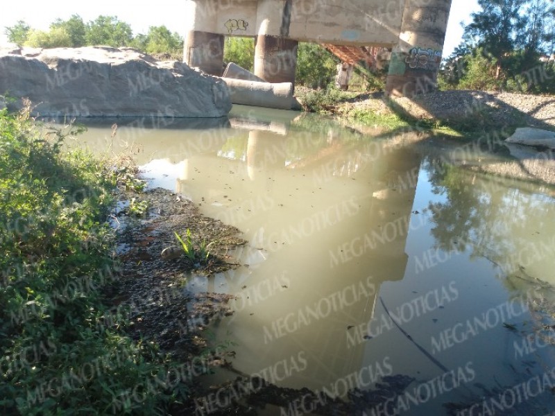 Aguas negras contaminan río Tehuantepec, pobladores solicitan atención
