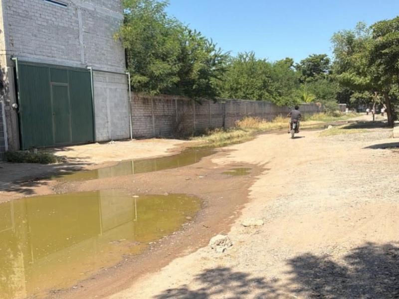 Aguas negras continúan inundando calles de El Tajito; vecinos acusan abandono