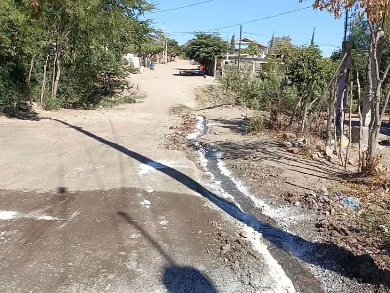 Aguas negras corren por las calles de Nuevo San Miguel