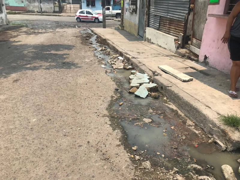 Aguas negras en la Pocitos y Rivera