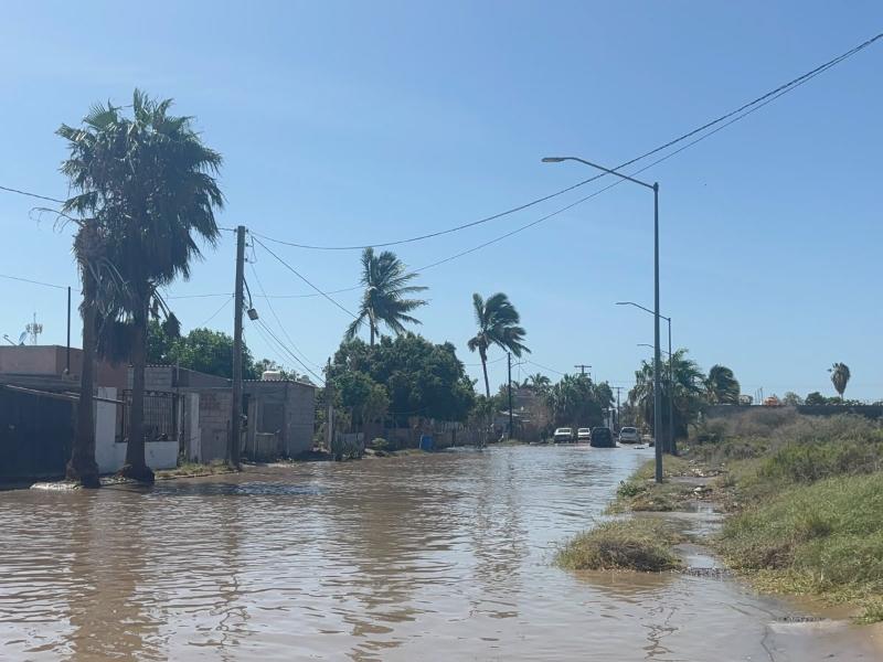 Aguas negras estancadas generan preocupación sanitaria en Puerto San Carlos