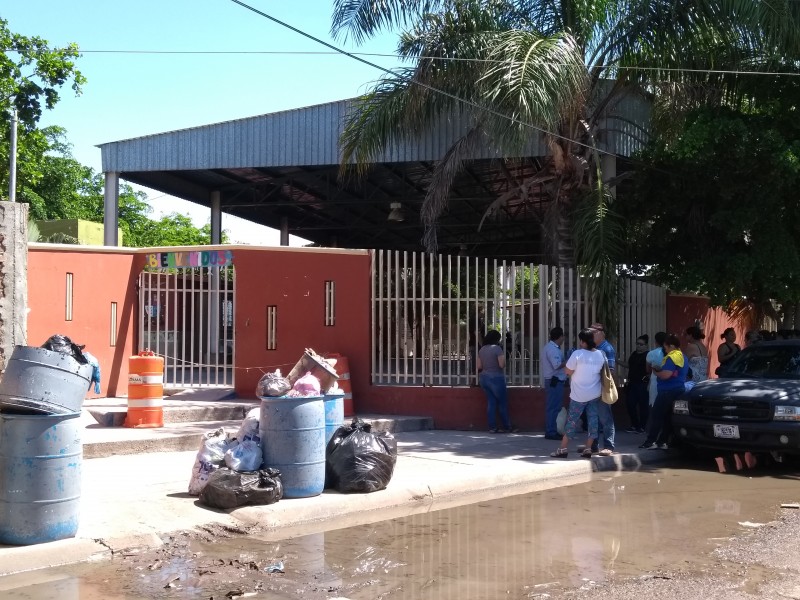 Aguas negras impacta en escuelas de Ahome