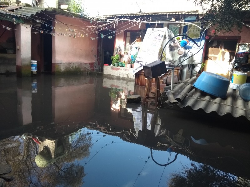 Aguas negras inundan casa en San Mateo Atenco