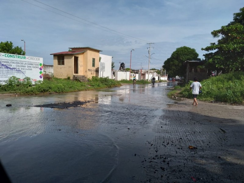 Aguas negras inundan calles de Juchitán