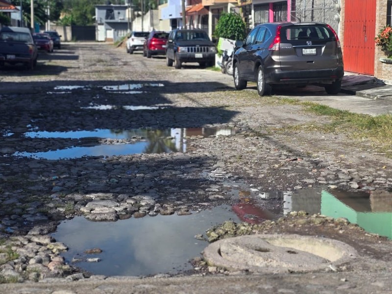 Aguas negras inundan calles y casa en Valles de Matatipac