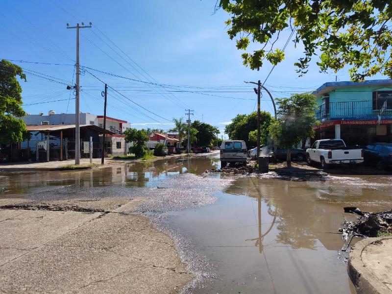 Aguas negras inundan el centro de Los Mochis; vecinos exigen soluciones
