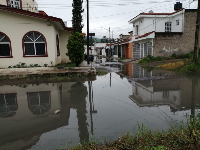 Aguas negras inundan fracc. Los Limones