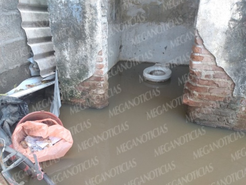 Aguas negras inundan viviendas de Guichivere; solicitan intervención de autoridades