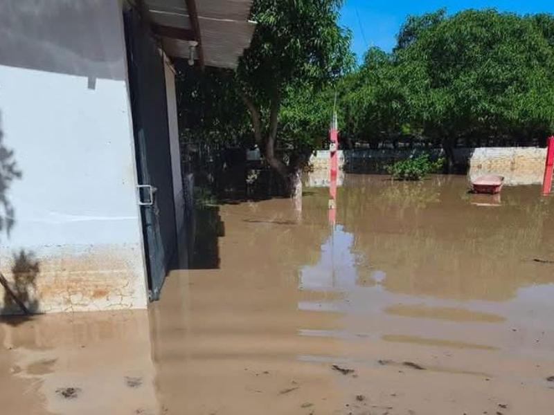 Aguas negras inundan viviendas en la bahía de Paredón