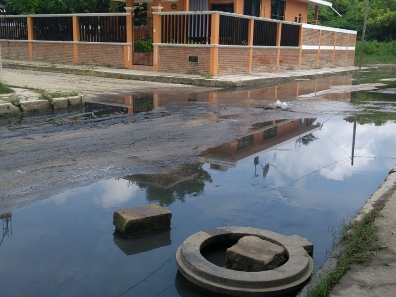 Aguas negras invade calle