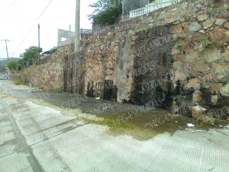 Aguas negras recorren más de 20 metros en calle Mazatlán.