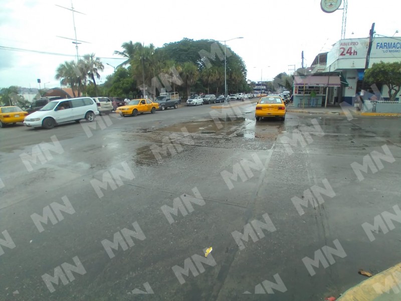 Aguas negras recorren las calles de Salina Cruz