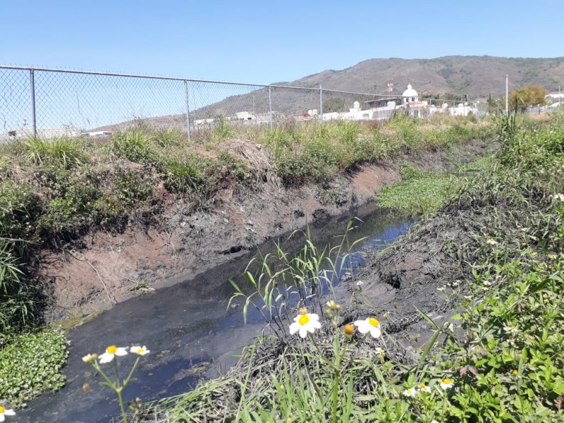 Aguas negras se apoderan de Cantera del Nayar