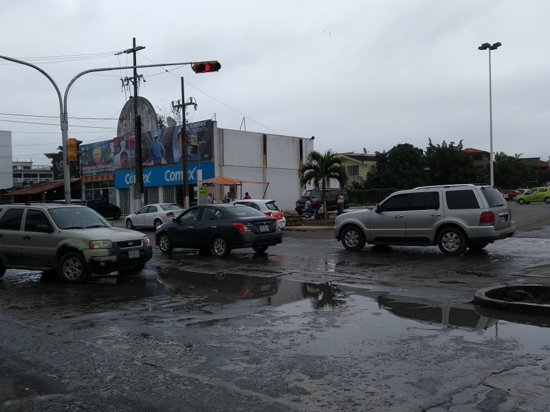 Aguas negras sobre la avenida Cuauhtémoc